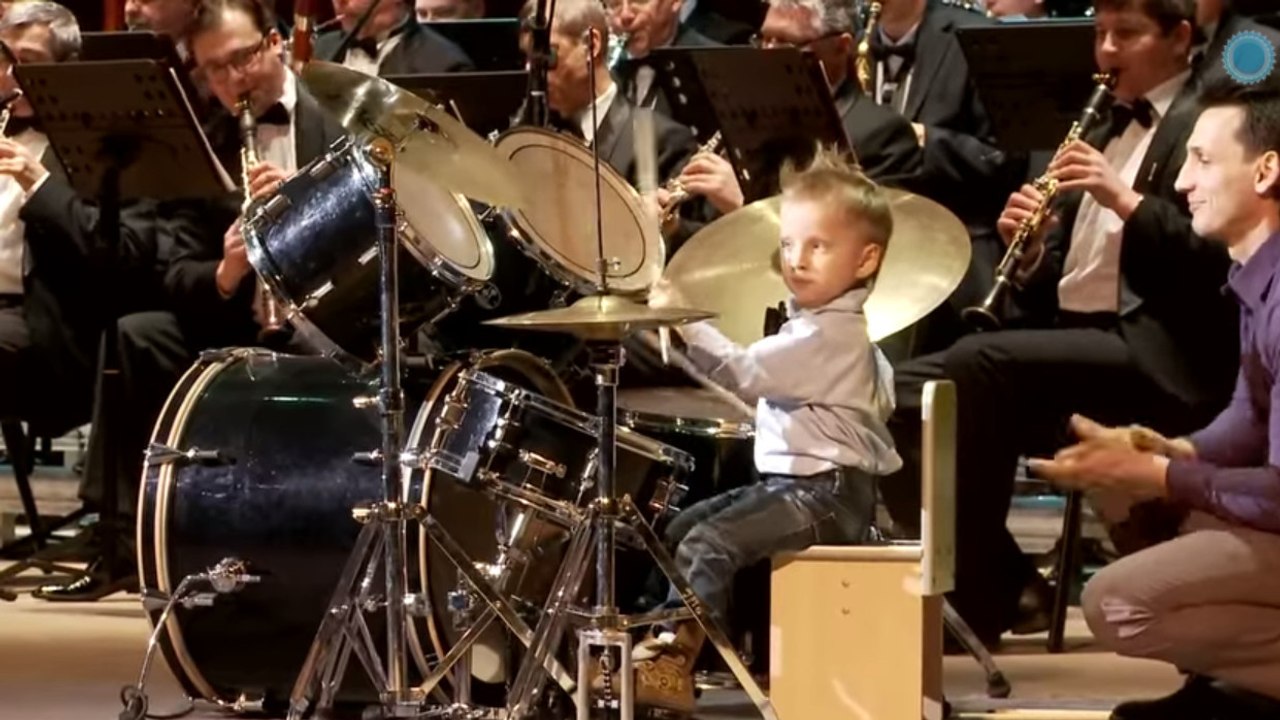 Ce batteur n'a que trois ans. Un talent qui va vous faire craquer !