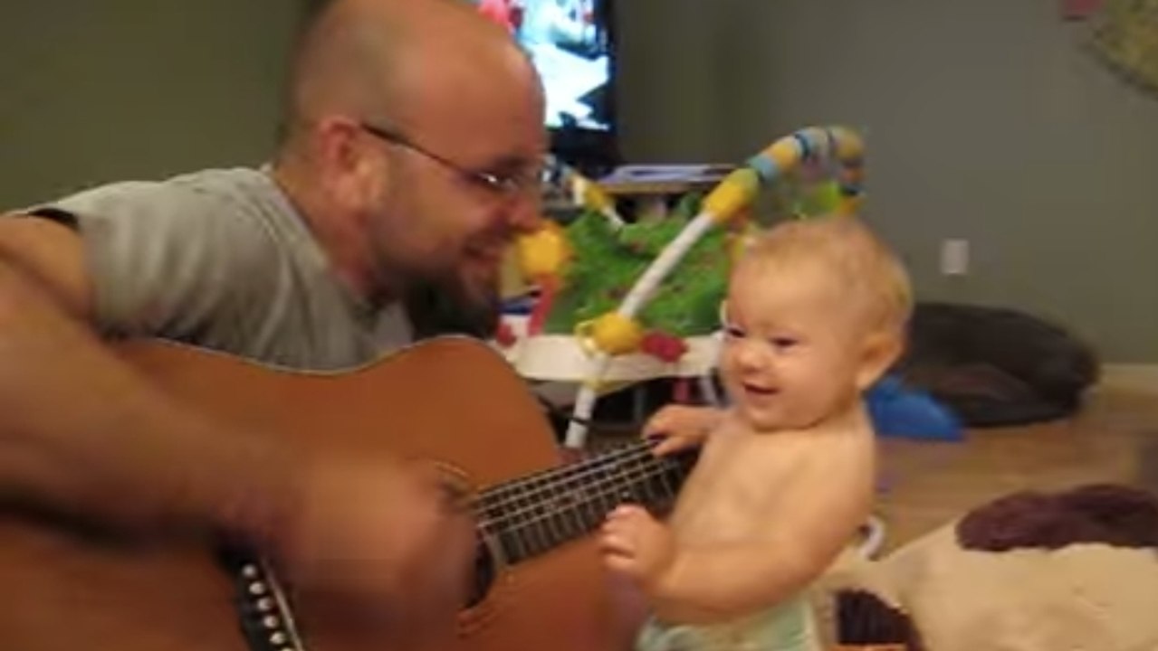 Ce papa joue souvent de la guitare à son fiston. Et le bébé adore ça