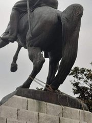 ATATÜRK ANITI'NA HALAT BAĞLAYAN 2 ŞÜPHELİYE GÖZALTI