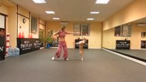 Un Pitbull s’exerce à la danse orientale avec sa maîtresse. Un duo très craquant !