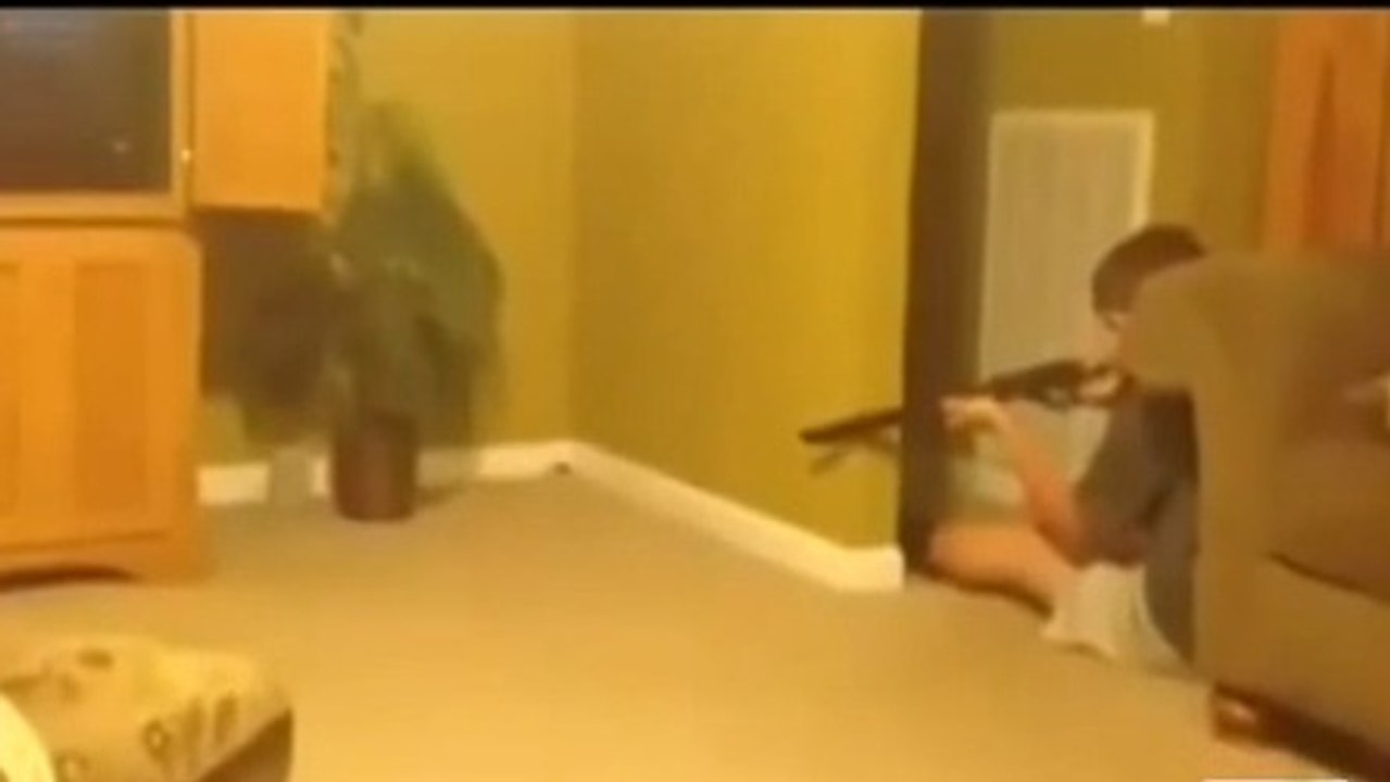 Ce garçon s'est mis en tête de chasser cette souris. Mais les choses vont échapper à son contrôle