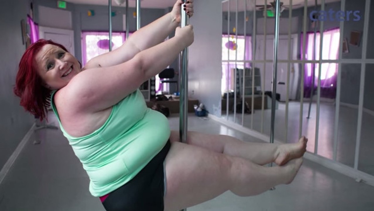 Malgré ses rondeurs, cette femme est une vraie pro du pole dance. Elle nous donne une magnifique leçon de vie