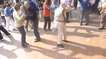 Ce vieil homme danse le rock comme personne. Vous n'allez pas en revenir