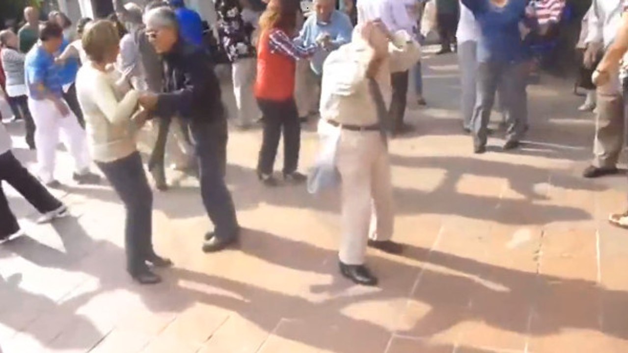 Ce vieil homme danse le rock comme personne. Vous n'allez pas en revenir