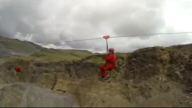 Vivez une longue descente en tyrolienne. Frissons garantis !