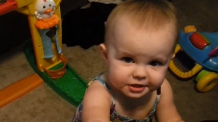 Quand ce bébé pleure, son papa met une musique pour le calmer. Et sa réaction est immédiate