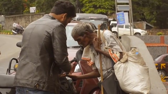 Ce magicien fait un tour face à des gens défavorisés. Un numéro plein d'humanité