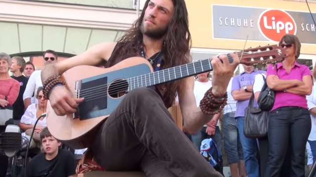 Ce guitariste attire la foule. Découvrez son incroyable talent