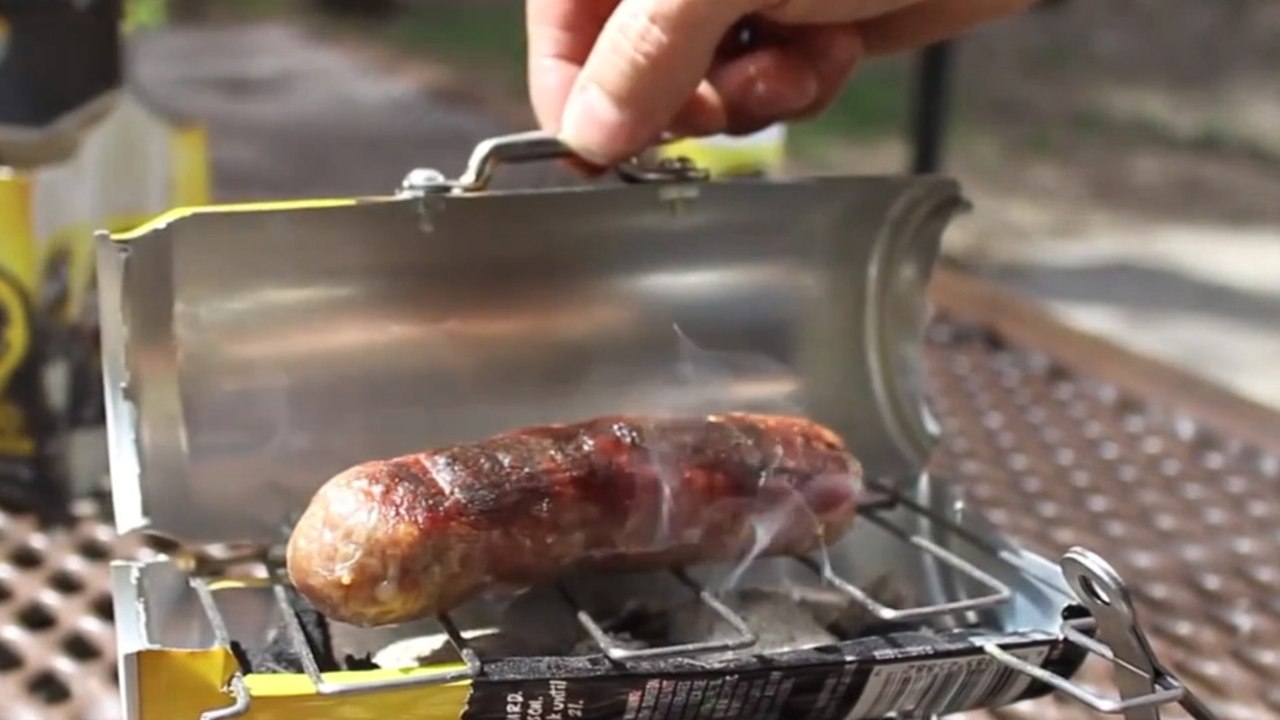 Cet homme a crée un mini barbecue avec une simple canette de bière. Une astuce incroyable !