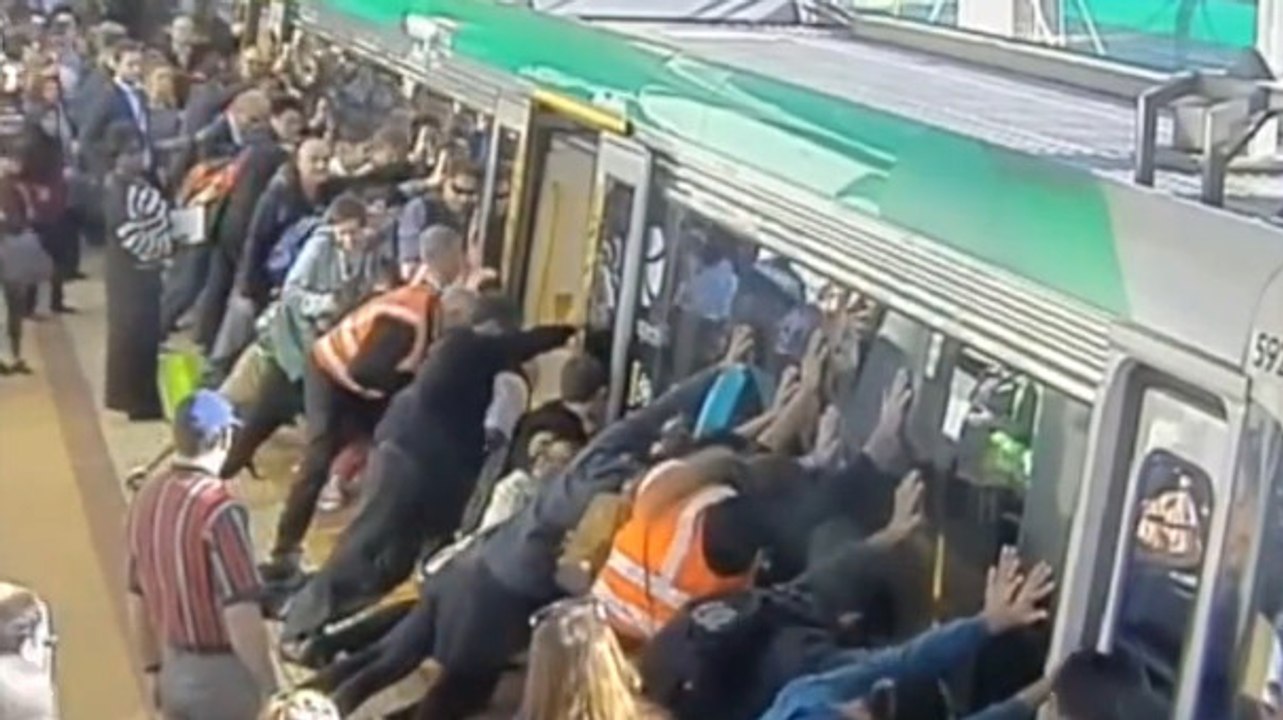 Ces personnes ont soulevé une rame de métro pour sauver la jambe d'un passager. Un geste de solidarité unique