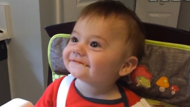 Ce bébé mange de la nourriture solide pour la première fois. Sa réaction est adorable