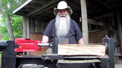 Il crée une chanson pour se moquer de son surpoids. Le résultat est tout simplement hilarant