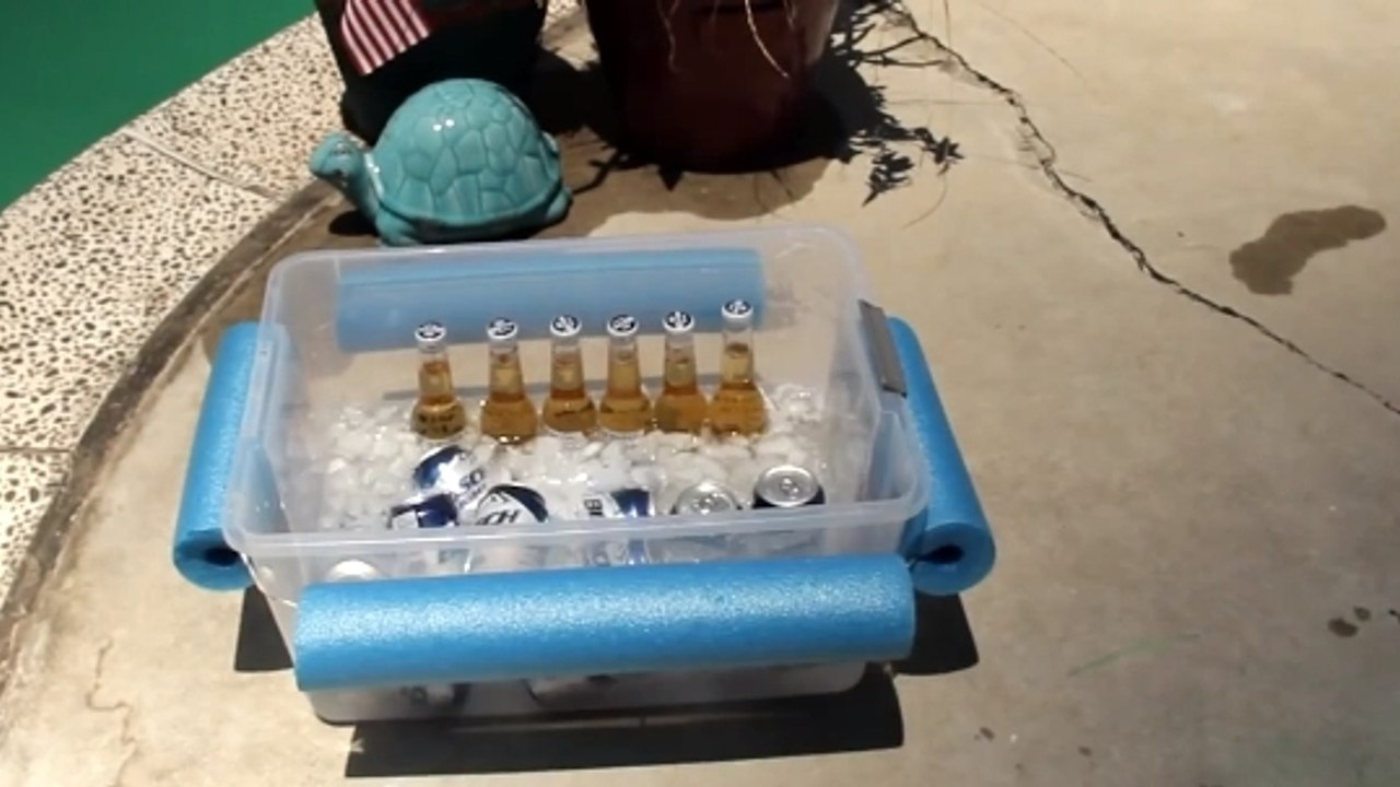 Faites flotter des boissons dans votre piscine. Une astuce pour bien profitez du soleil !