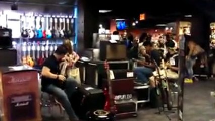 Une ambiance décoiffante dans un magasin de musique. Vous n'allez pas en croire vos oreilles