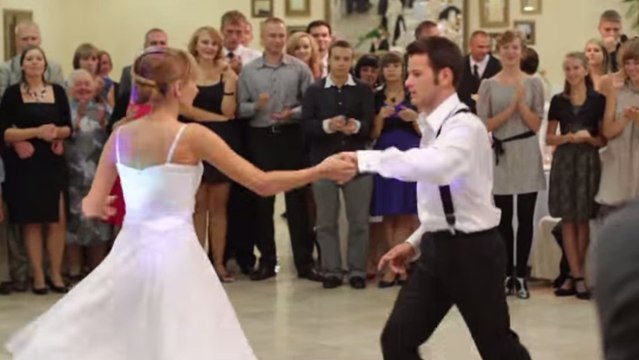 Ces mariés entament leur première danse. Les invités n'en reviennent pas !