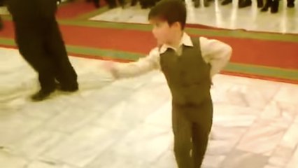 Ce jeune garçon est déjà un danseur au talent extraordinaire. Vous allez être impressionné