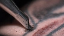 Cette séance de tatouage a été filmée en slow motion. Une vidéo impressionnante !