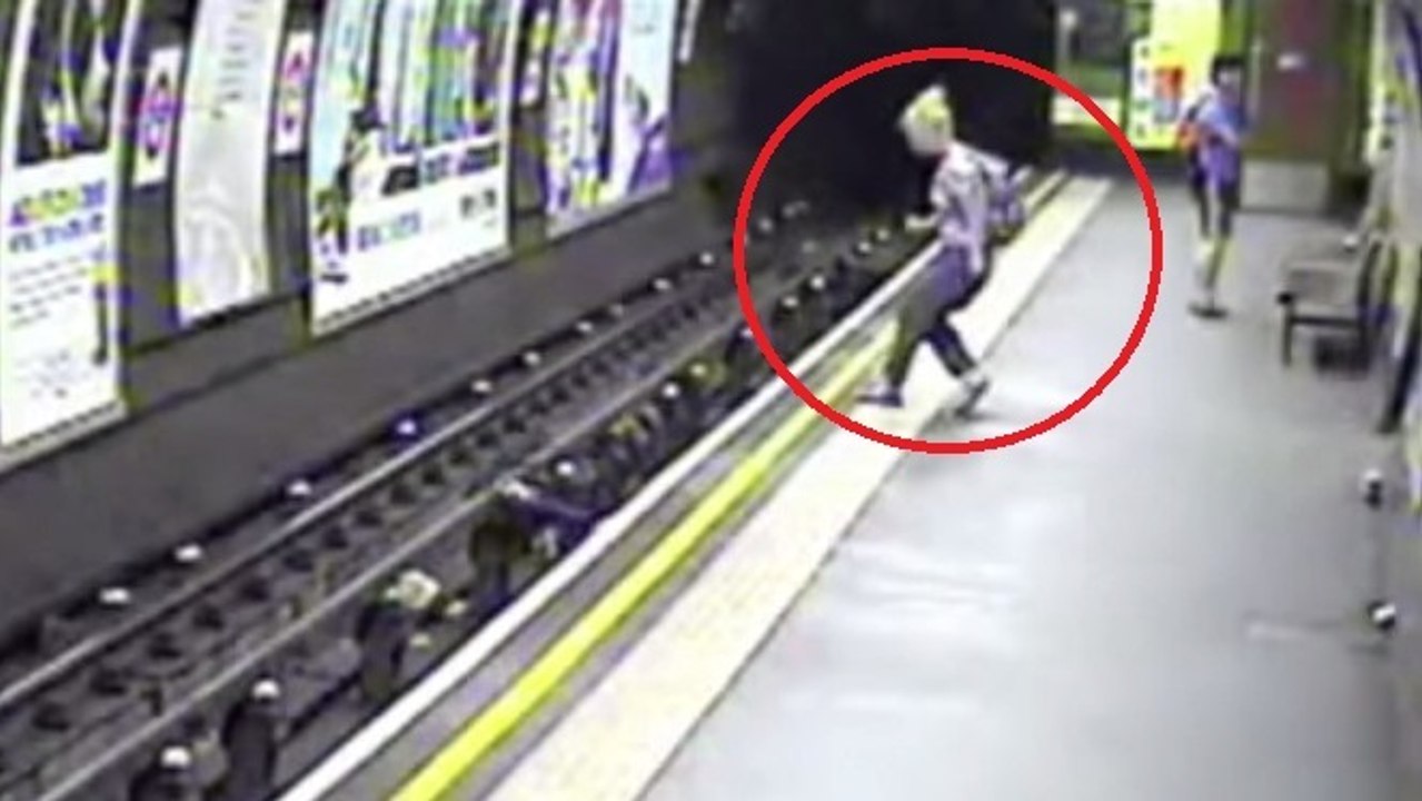 Cette mère a sauté sur les rails du métro pour sauver son bébé. Vous n'allez pas en croire vos yeux