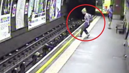 Cette mère a sauté sur les rails du métro pour sauver son bébé. Vous n'allez pas en croire vos yeux