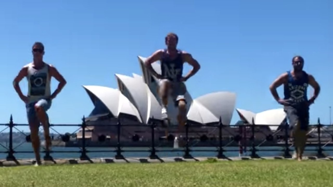 Ces trois amis ont décidé d'aller danser dans le monde entier. Un voyage musical qui fait rêver