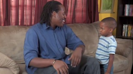Cet homme n'aurait pas du essayer de faire ami-ami avec cet enfant. Il a reçu une sacrée leçon