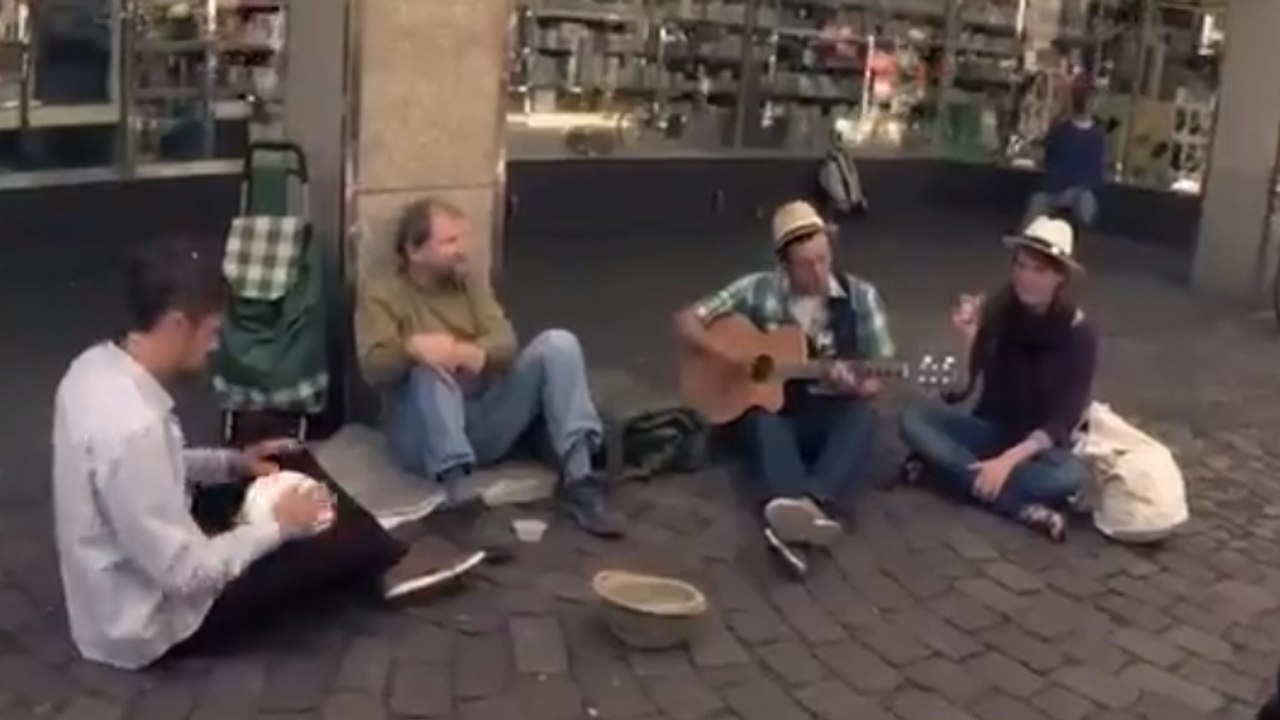 Ces jeunes ont croisé un SDF dans la rue. Et ils ont décidé de lui faire un très beau cadeau