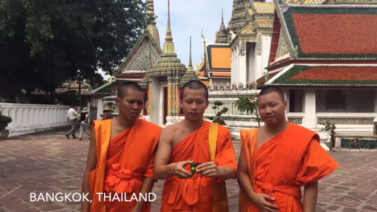 Il fait le tour du monde en réalisant un Rubik's Cube avec les gens qu'il rencontre. Le défi le plus amusant du moment