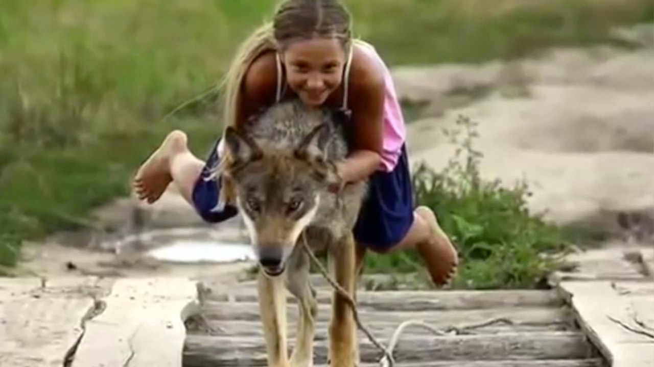 Cette petite fille a des animaux de compagnie extraordinaires. Vous n'allez pas en croire vos yeux