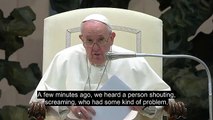 Un hombre le grita a Bergoglio 