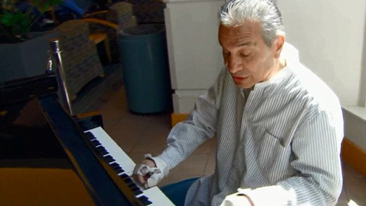 Amputé des deux mains, cet homme rejoue du piano grâce à une greffe. Un véritable miracle