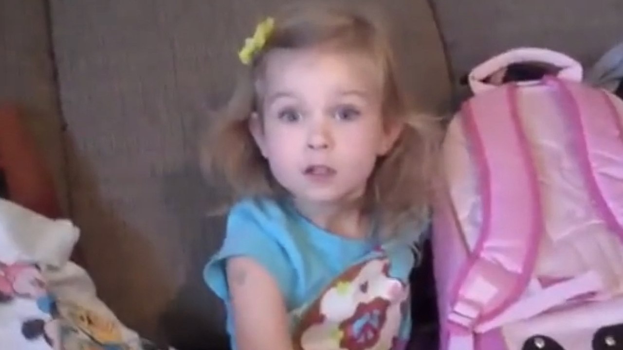 Cette fillette vient d'apprendre qu'elle va aller à Disneyland pour son anniversaire. Sa réaction ne se fait pas attendre