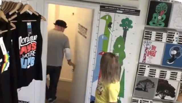 Ces clients pensaient simplement essayer des vêtements dans cette boutique. Ils vont avoir une sacrée surprise !