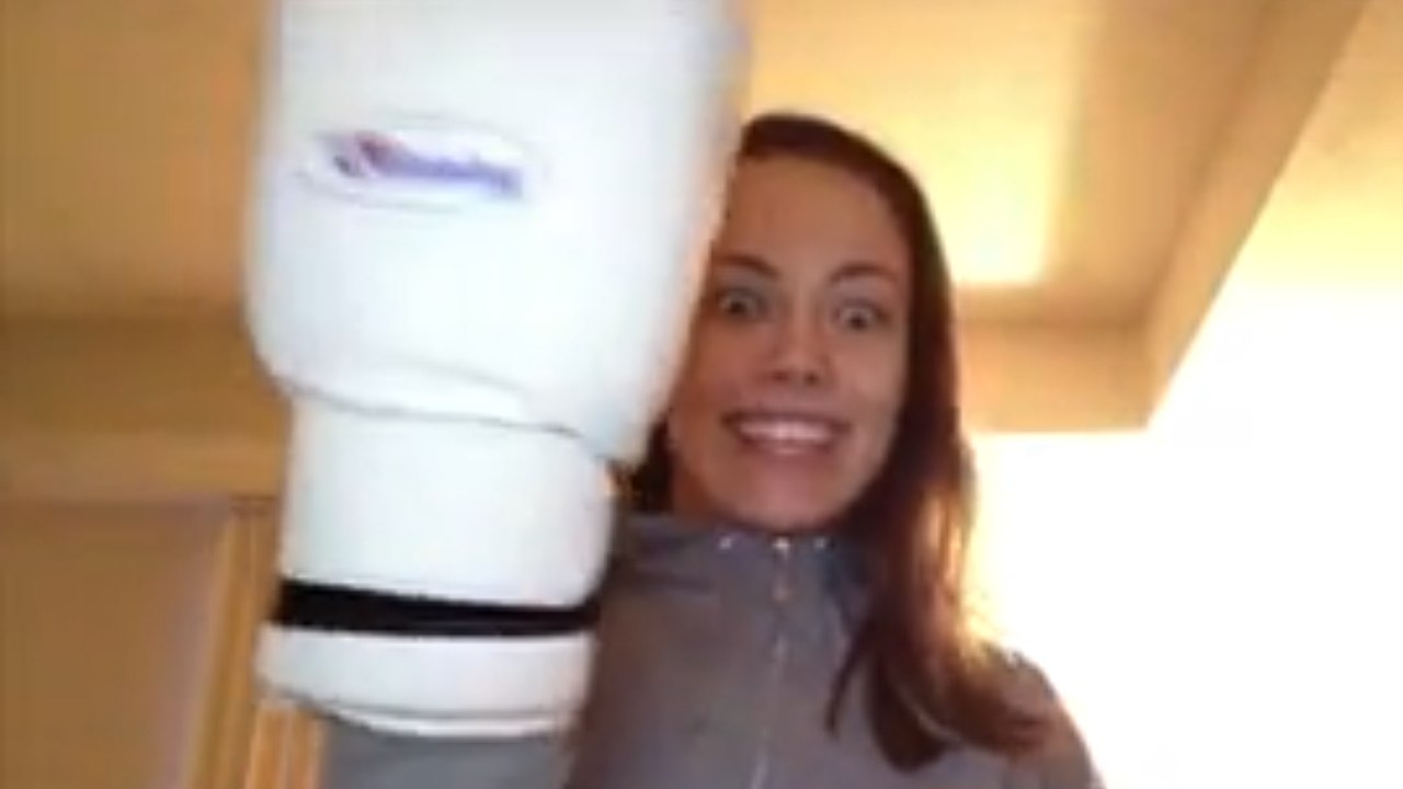 Elle réveille son copain d'une manière très spéciale. Vous ne devinerez jamais comment !