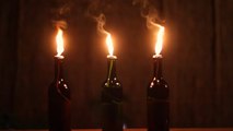 Faites de vos vieilles bouteilles de vin des torches flamboyantes. Une idée lumineuse !