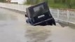 En Russie, un conducteur un peu fou essaie de traverser un pont inondé. Attention à ne pas boire la tasse !