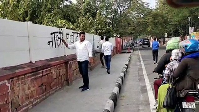 रीट प्रकरण : जयपुर में डोटासरा के आवास पर लिखा 'नाथी का बाड़ा'
