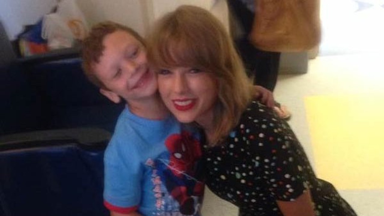 Taylor Swift chante pour un enfant de 6 ans atteint d'un cancer. Un moment de complicité bouleversant