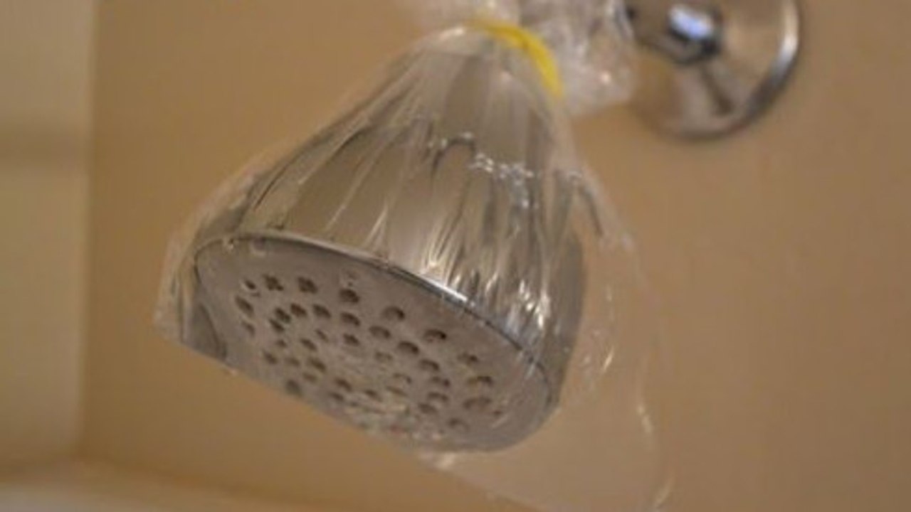 Pour déboucher un pommeau de douche, c'est très simple ! Il vous faut seulement un produit