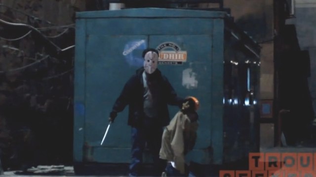 Il surprend les passants déguisé en personnage de film d'horreur. Frissons garantis !