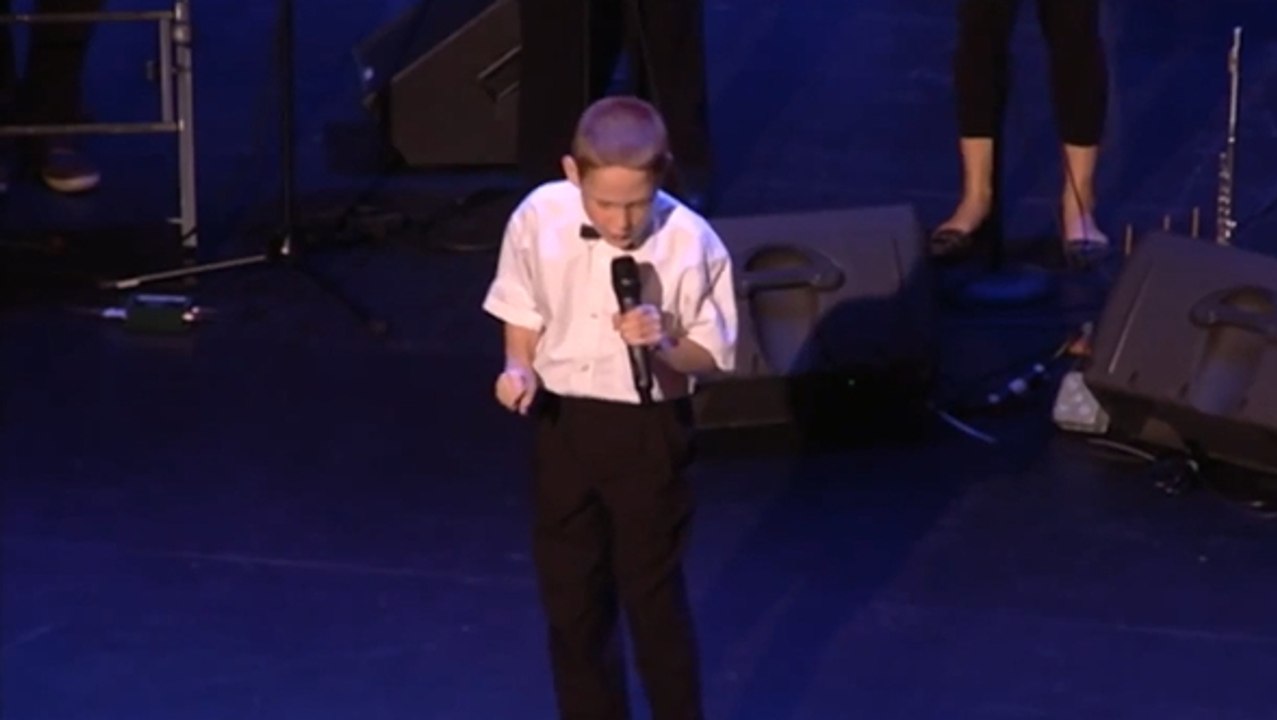 Aveugle, ce petit garçon possède une voix d'or. Une prestation riche en émotions