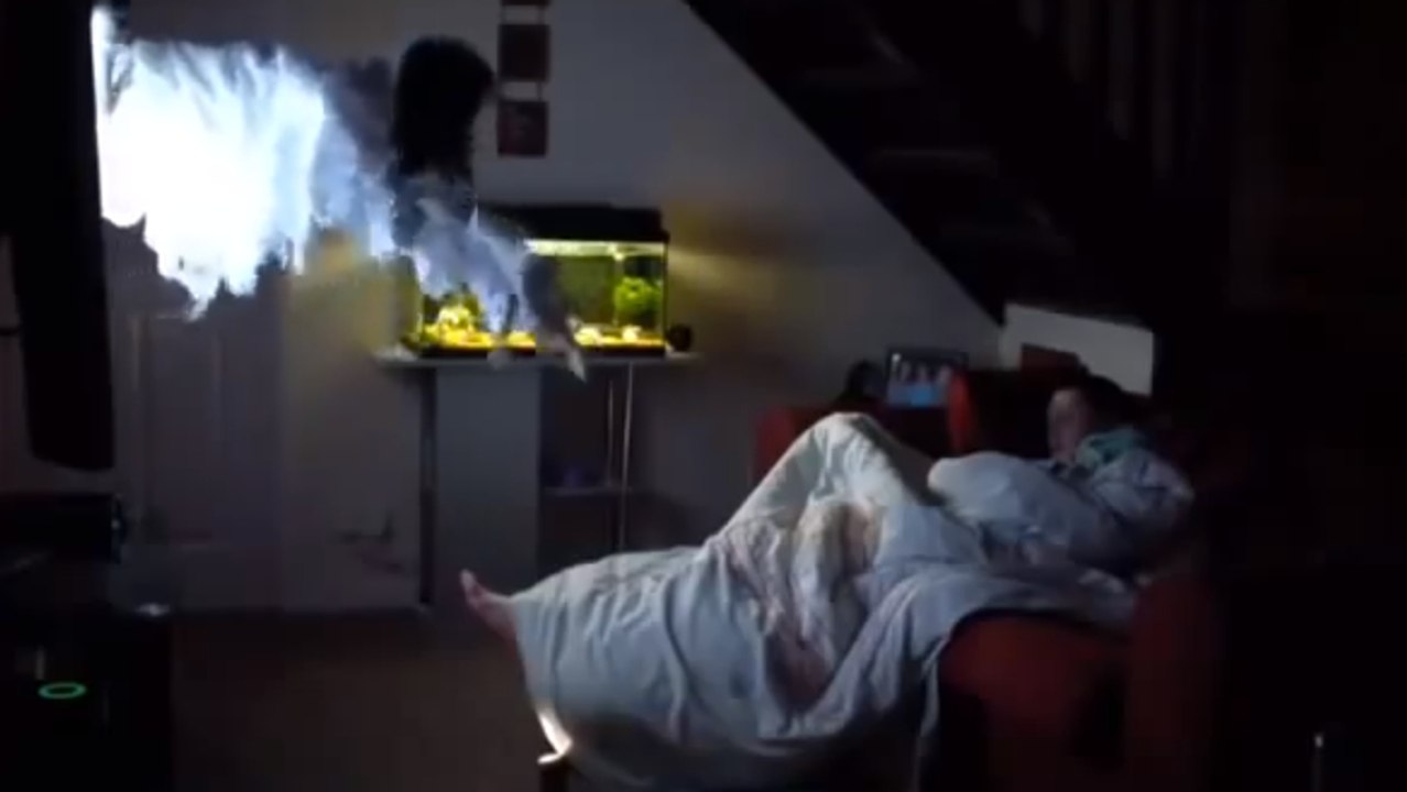 Il terrifie sa copine en lui faisant une mauvaise blague. Vous n'allez pas en croire vos yeux