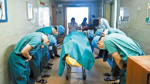 Des médecins rendent hommage à un enfant donneur d'organes. Une belle leçon de vie