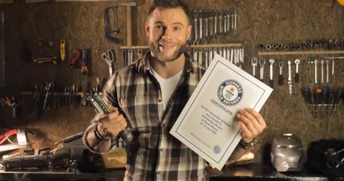 « Un vrai sabre laser dans votre main » : il crée un sabre laser rétractable et entre dans le Livre Guinness des records