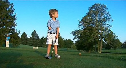 Cet enfant de 3 ans, né avec un seul bras, est un prodige du golf. Vous n'allez pas en revenir !