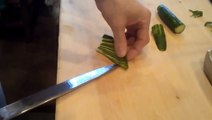 Ce chef cuisinier est totalement hallucinant. Sa maîtrise du couteau va vous laisser perplexe