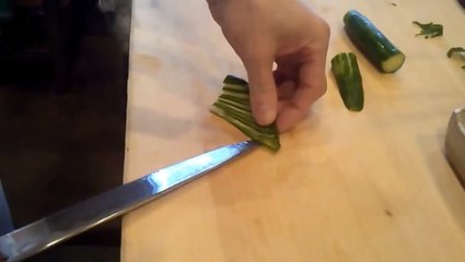 Ce chef cuisinier est totalement hallucinant. Sa maîtrise du couteau va vous laisser perplexe