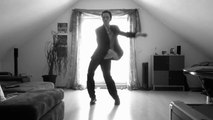 Ce danseur talentueux réalise un numéro des plus originaux. Il va vous épater