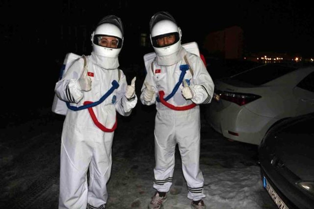 9 yaşındaki Mehmet Ali astronomi bilgisiyle görenleri şaşırtıyor- Astronot meraklısı Mehmet Ali'ye astronot kıyafetli gençlerden sürpriz