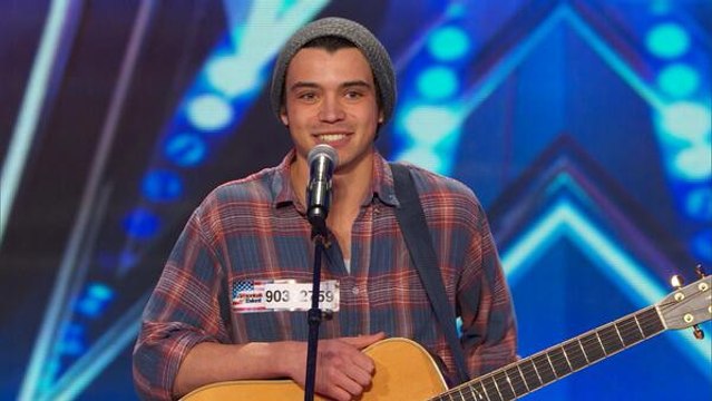 Ce jeune chanteur a déjà un talent fou. Sa prestation va vous épater