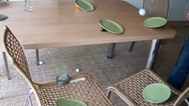 Cet homme a un sacré don. Vous ne devinerez jamais ce qu'il arrive à faire avec une balle de ping-pong, des assiettes et un verre